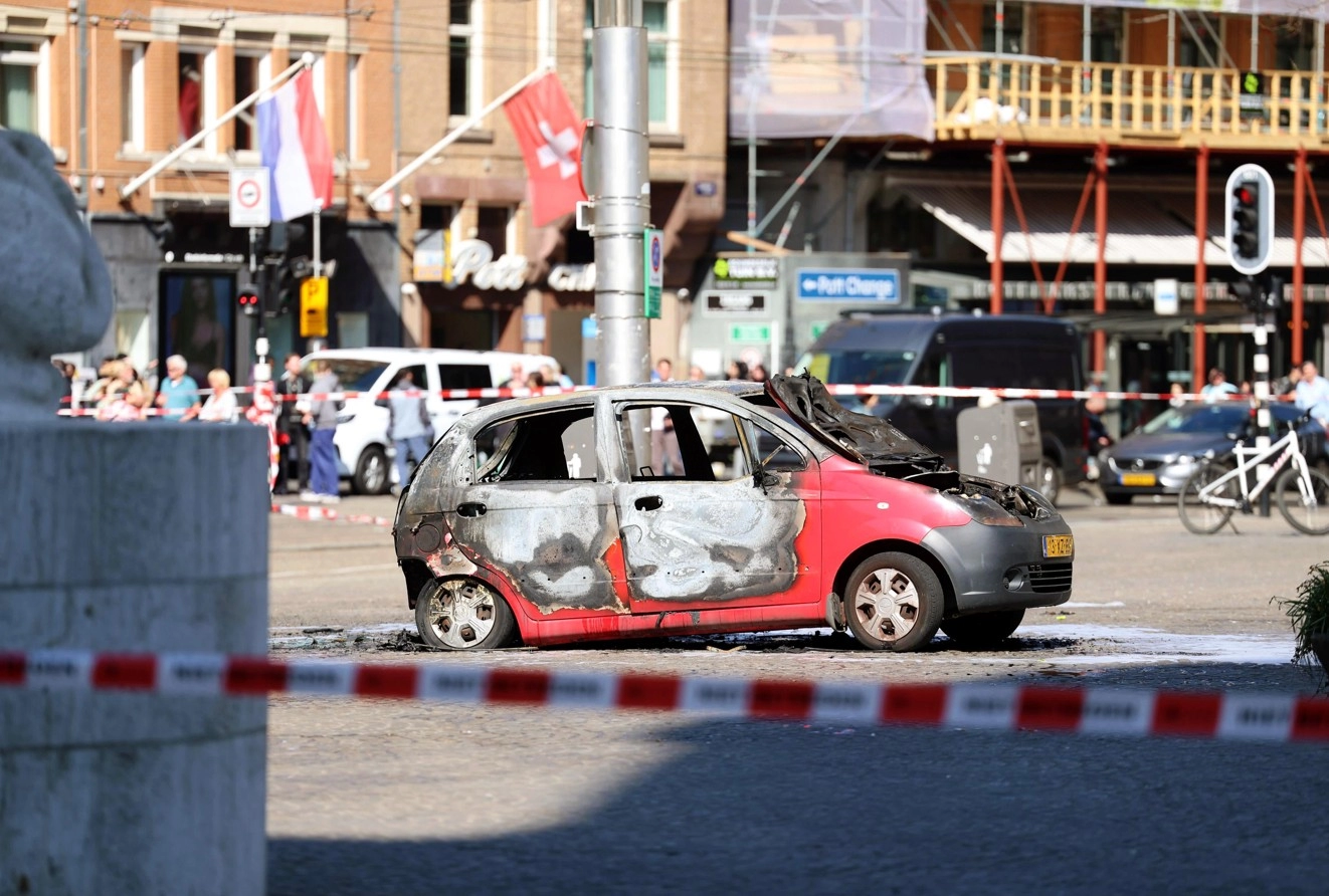 U središtu Amsterdama eksplodirao pa izgorio automobil